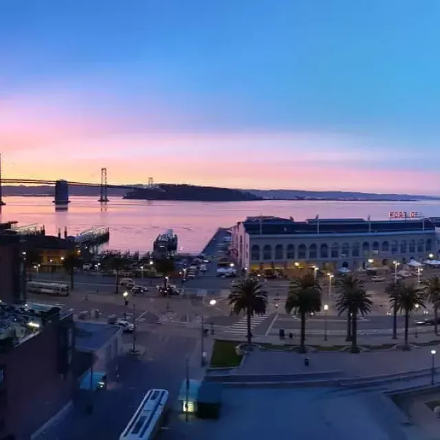 Una vista panoramica del Ferry Building di San Francisco.